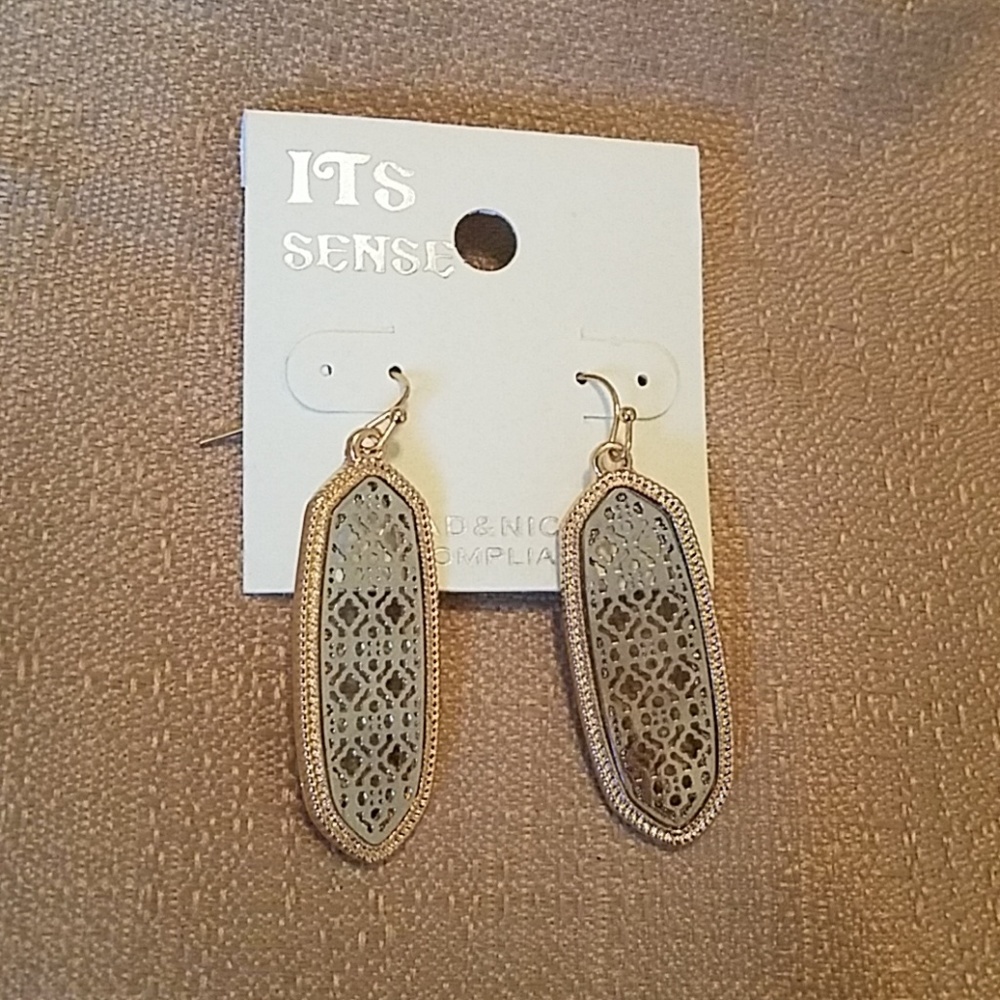 🌹 2 for $5 Earrings